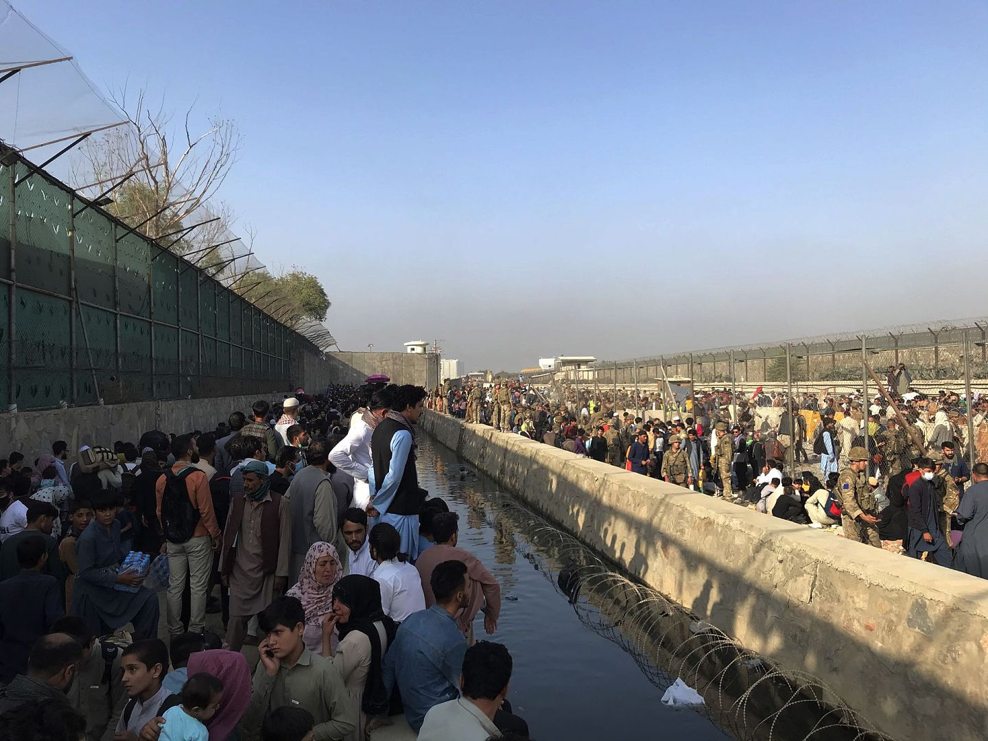 2021年8月22日，喀布尔机场外聚集大批阿富汗民众，他们大多数人不能进入机场，没有被美国和盟友带走。（新华社）