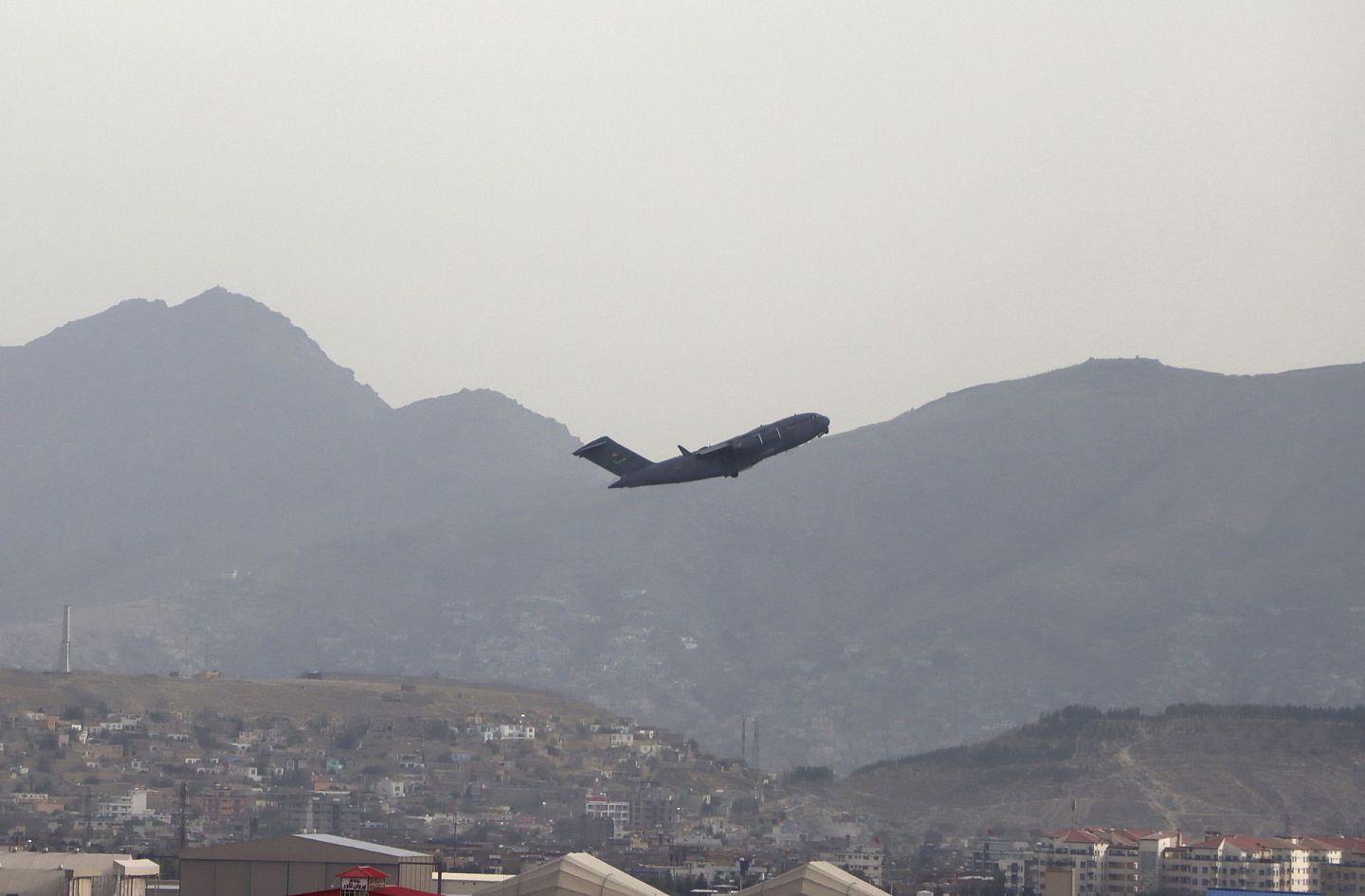 美国完成从阿富汗撤军，图为2021年8月30日，一架美国军用飞机从阿富汗喀布尔的哈米德·卡尔扎伊国际机场起飞。（美联社）