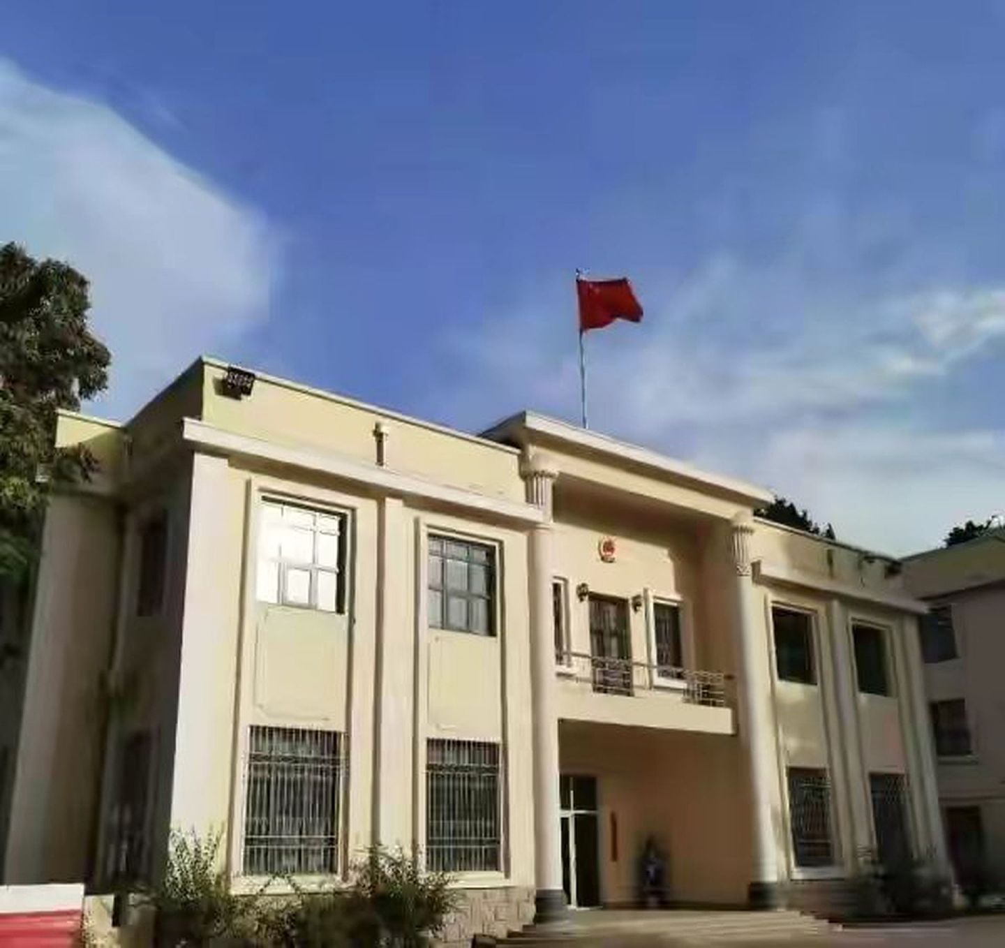 中国驻喀布尔大使馆仍继续运转，图为2021年8月18日，中国驻阿富汗大使王愚晒出的中国在喀布尔的大使馆。（Twitter@Wang Yu 王愚）