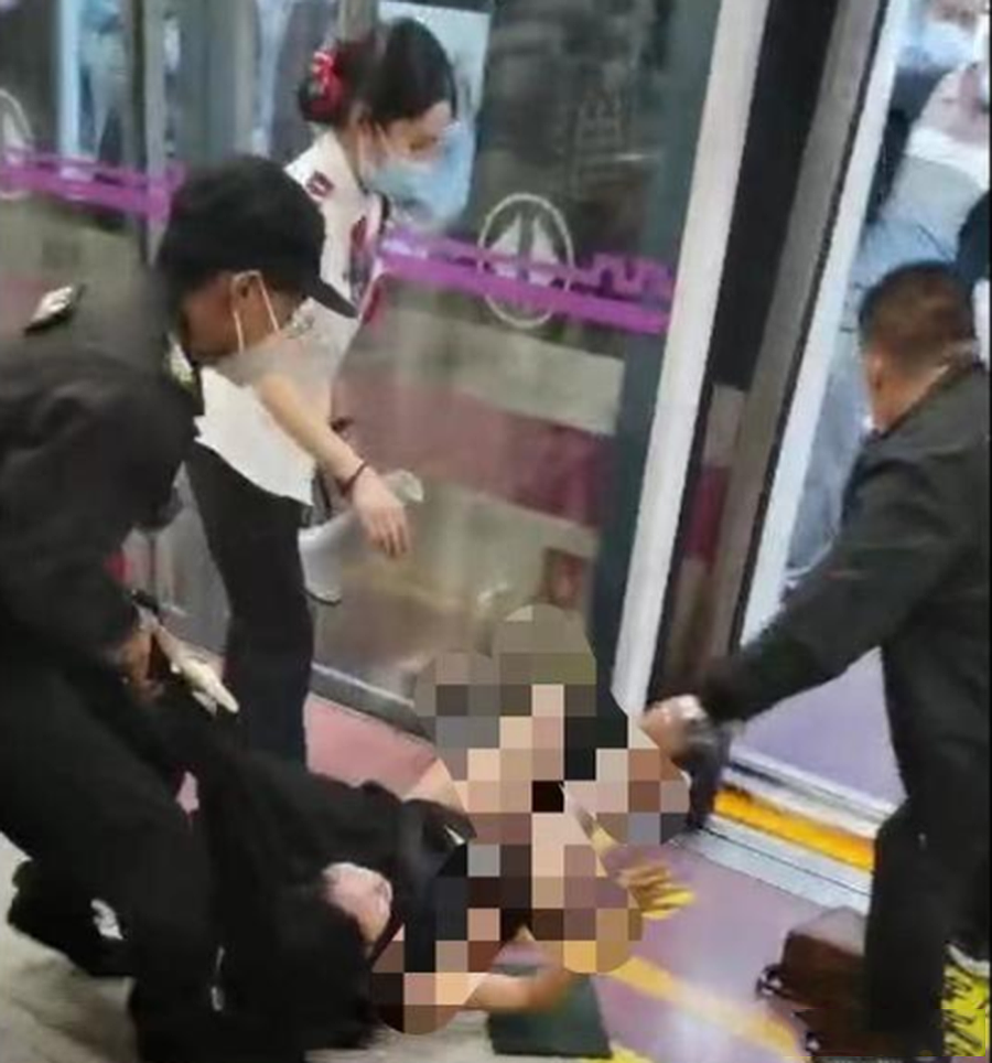 女子地铁上闹事拒绝下车，保安拖拽掉衣服遭网友指责：做的太过分