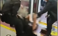 视频曝光！年轻女乘客裙子被撕碎，只剩内裤拼命挣扎！西安地铁保安暴力执法引发热议（视频/图）