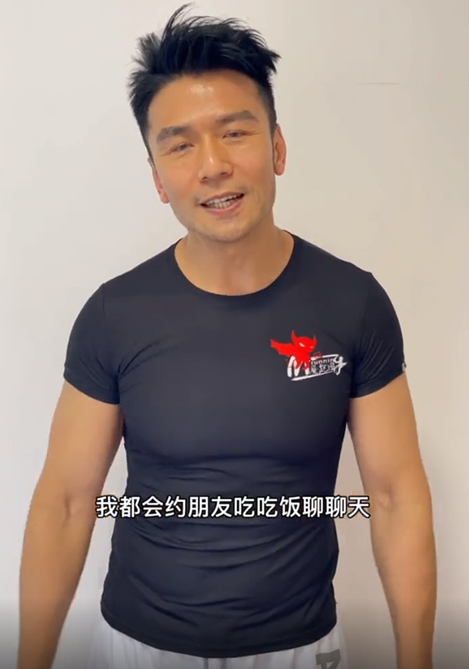 51岁港星唐文龙移居北京，穿288元国货显健硕，被赞普通话很标准