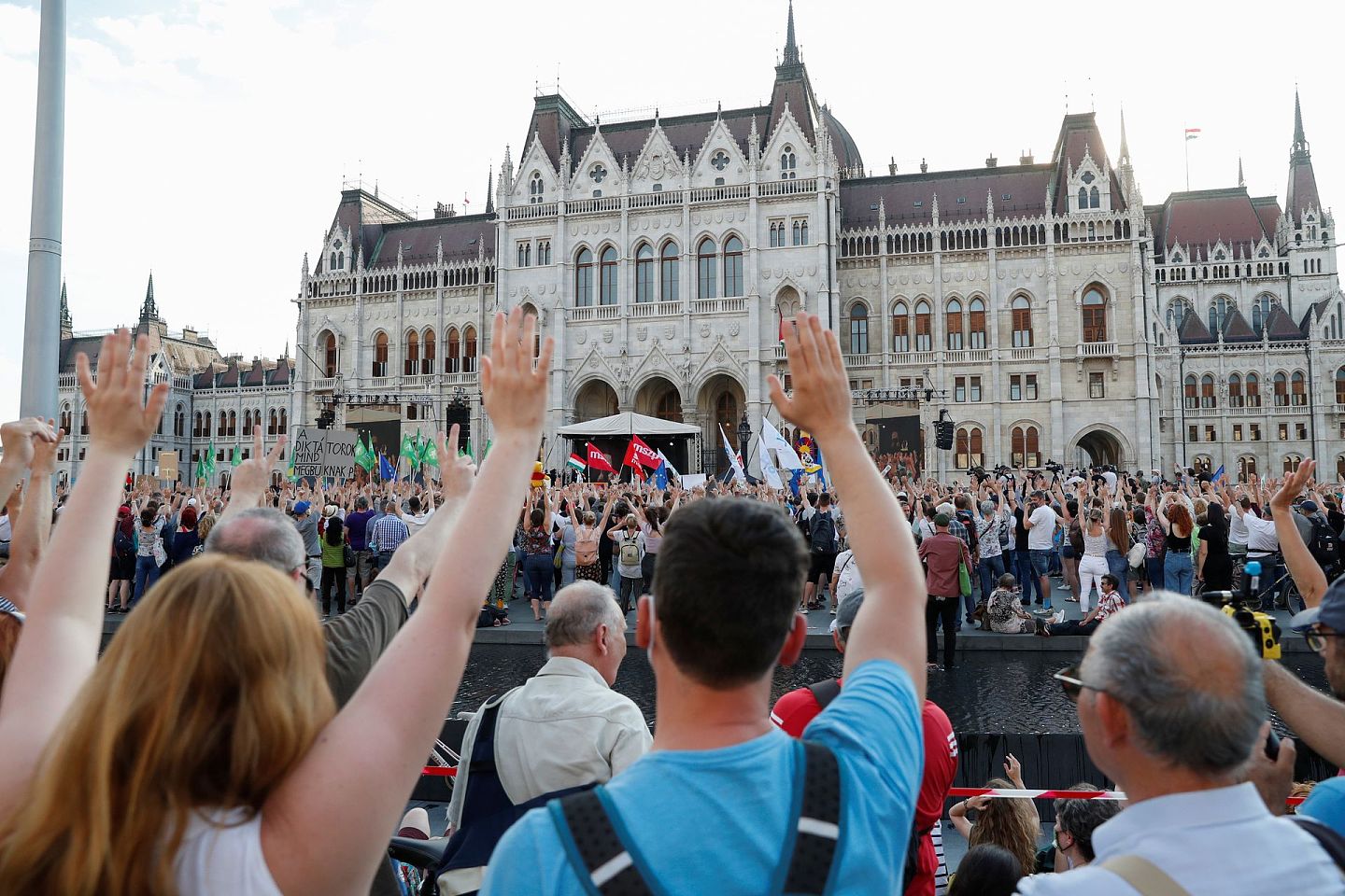 2021年6月5日，匈牙利首都布达佩斯爆发大规模反华游行示威，抗议者高举双臂抗议政府与中国复旦大学合作。（Reuters）