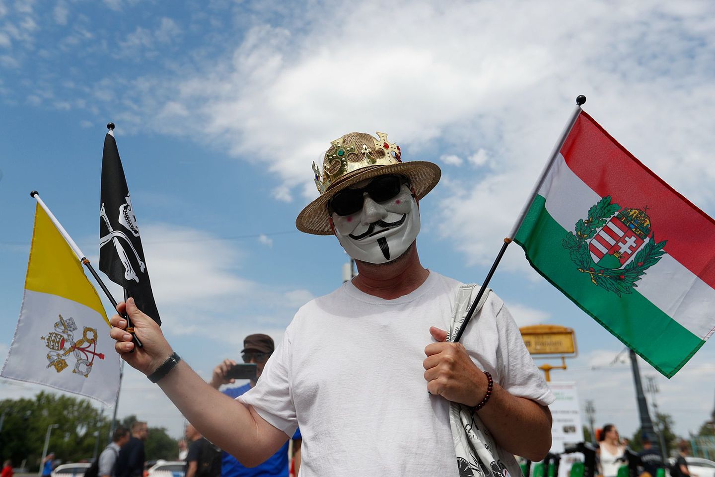 匈牙利民众头戴面具参加反华游行运动。（AP）