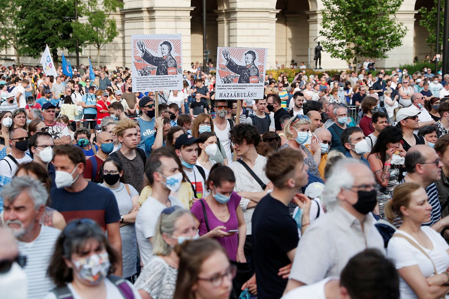 有一定数量的抗议者在游行时佩戴了口罩。（Reuters）