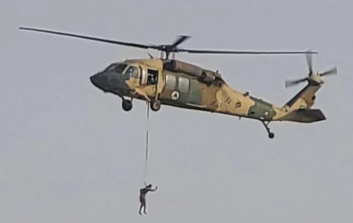 塔利班用美军黑鹰直升机