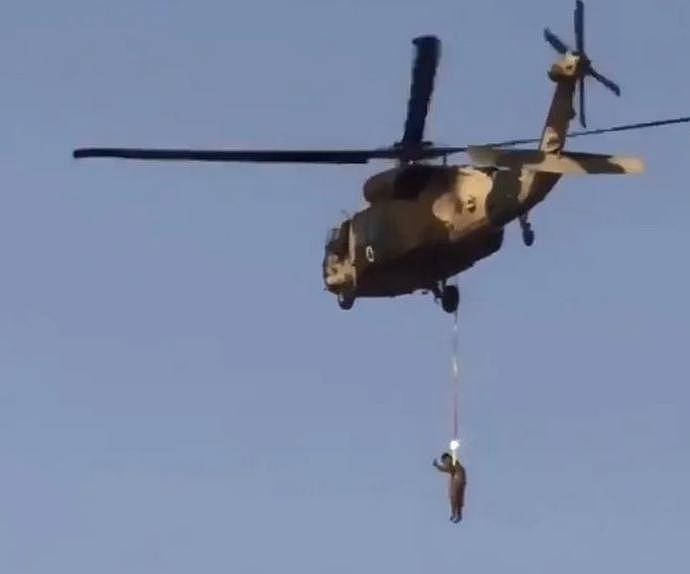 塔利班用美军黑鹰直升机