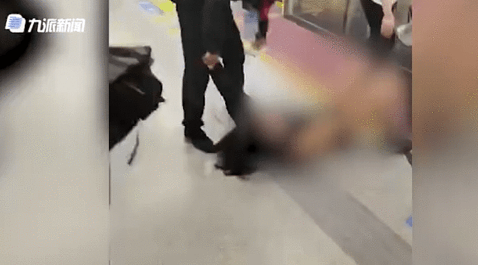 女孩遭地铁保安暴力拖出车厢，衣不蔽体！目击者：她被老人骂“流氓”（视频/组图） - 1