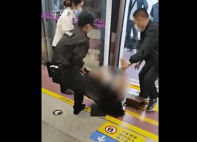 女孩遭地铁保安暴力拖出车厢，衣不蔽体！目击者：她被老人骂“流氓”（视频/组图） - 2