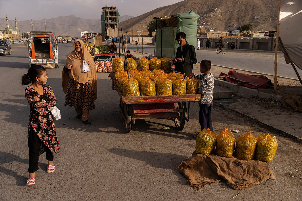 本月喀布尔的水果摊贩。阿富汗的大部分食物和燃料以及大部分电力都需要进口，但支付这些必需品的钱即将耗尽。