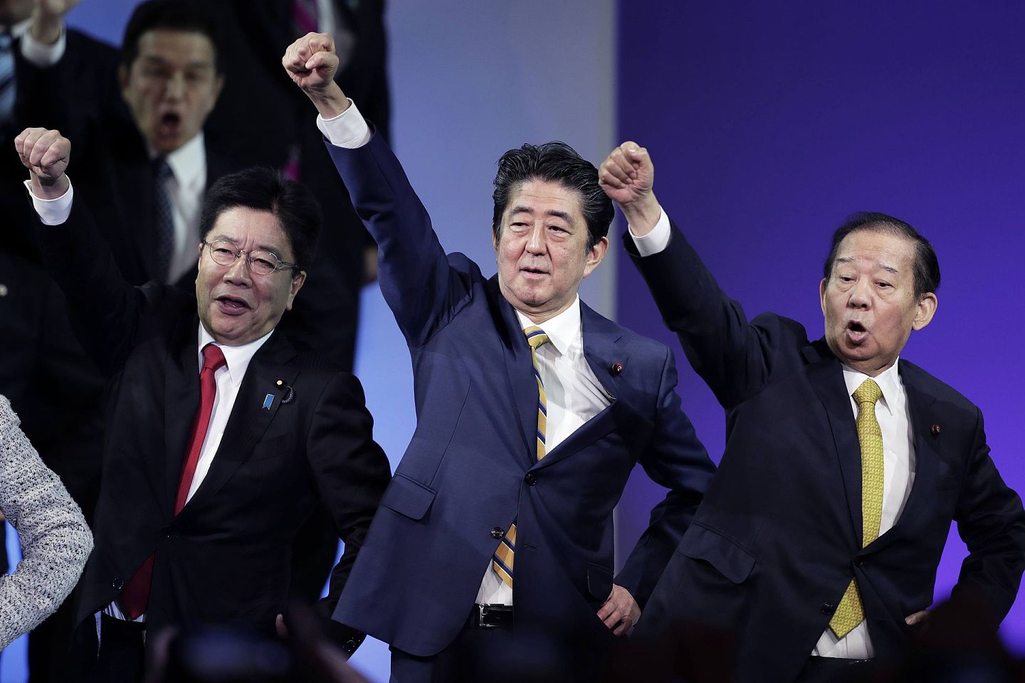 二阶俊博（右）凭借老练的政治手腕获得日本前首相安倍晋三和现任首相菅义伟的信任，正在刷新历代干事长最长在任时间纪录。（ Getty）