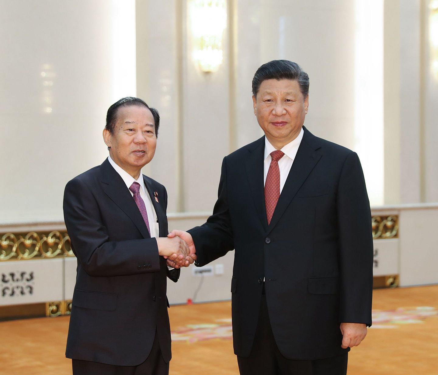2019年4月24日，中国国家主席习近平（右）在北京人民大会堂会见日本首相特使、自民党干事长二阶俊博。（新华社）