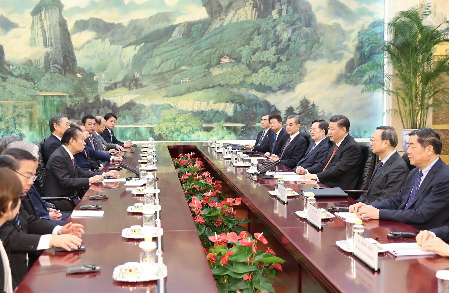 2019年4月24日，习近平在北京人民大会堂与日本首相特使、自民党干事长二阶俊博举行会谈。（新华社）