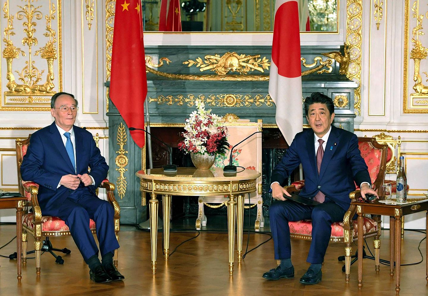 2019年10月23日，日本首相安倍晋三（右）与中国国家副主席王岐山在东京举行会晤。（Reuters）