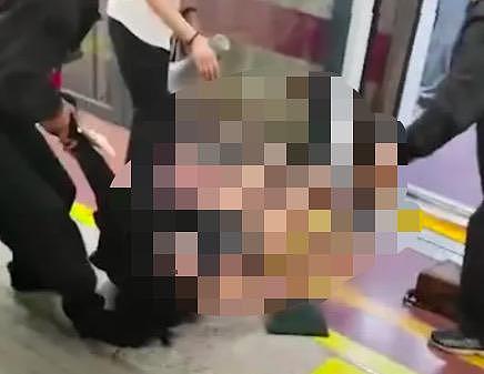 西安地铁保安强行拖拽女乘客，衣服近乎被扒光！网友公开4段视频还原全程（视频/组图） - 1