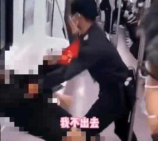 西安地铁保安强行拖拽女乘客，衣服近乎被扒光！网友公开4段视频还原全程（视频/组图） - 2
