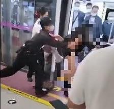 西安地铁保安强行拖拽女乘客，衣服近乎被扒光！网友公开4段视频还原全程（视频/组图） - 3