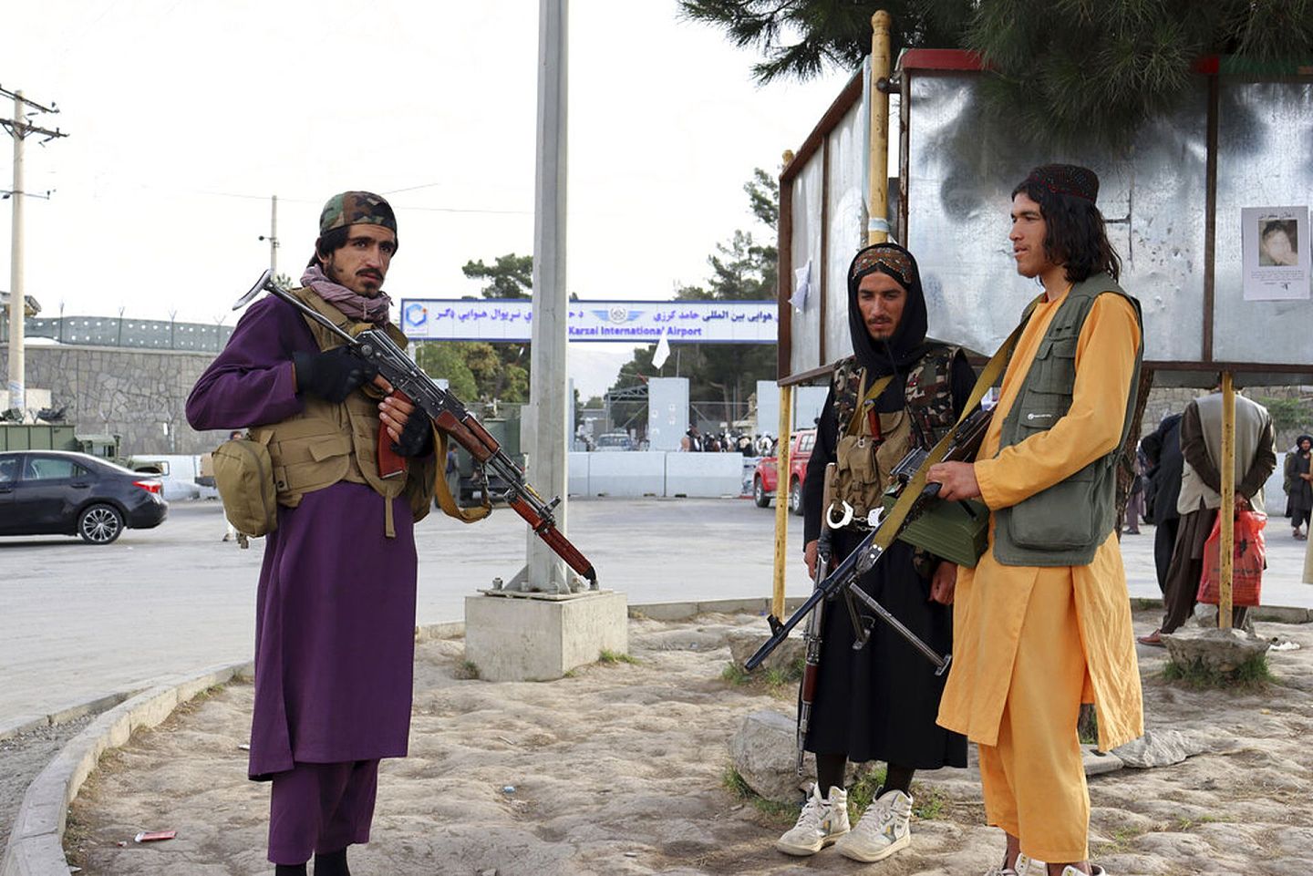 图为2021年8月31日，阿富汗喀布尔有塔利班战士驻守机场外面。（AP）