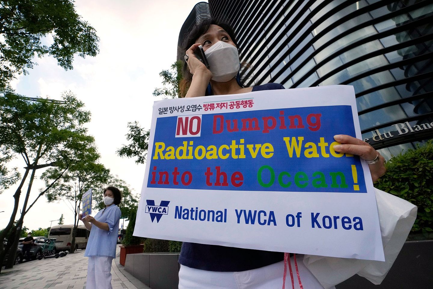 2021年7月19日，韩国女青年会成员站在韩国首尔日本大使馆大楼前，反对韩国总统文在寅可能访问日本。(美联社)