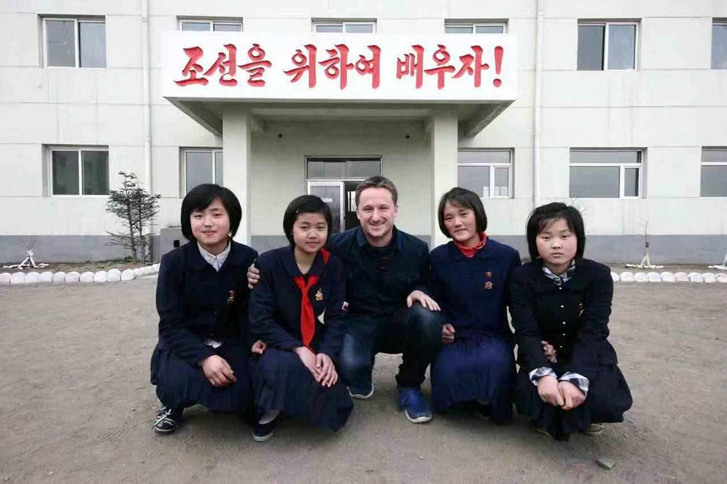 2012年，斯帕弗在朝鲜一所学校与女孩合影。（Reuters）