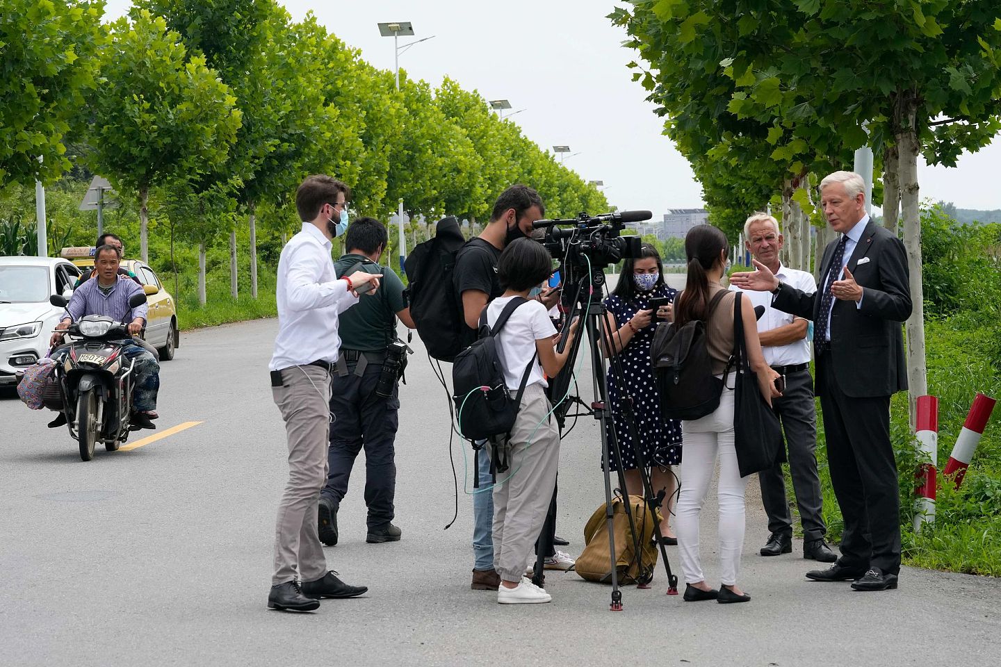 2021年8月11日，加拿大驻华大使鲍达民在监狱外接受媒体采访。（AP）