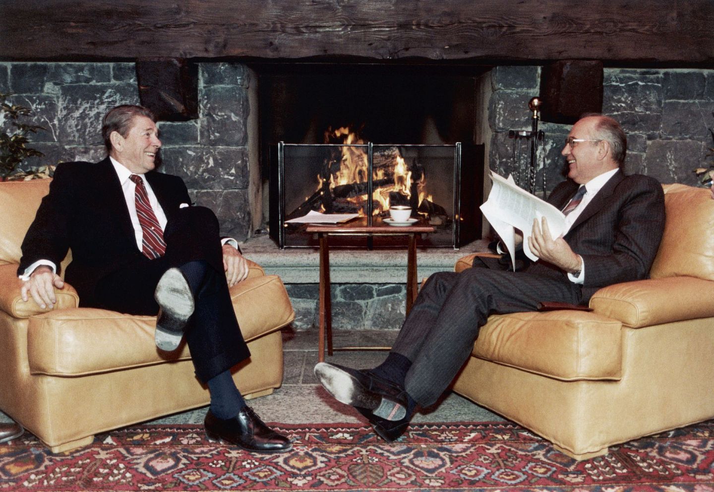 美国前总统里根（Ronald Reagan）不仅以和苏联首脑戈尔巴乔夫（Mikhail gorbachev,右）媾和闻名，他为美国确定了“基于和平目的”开发生物武器的先例。（Getty）
