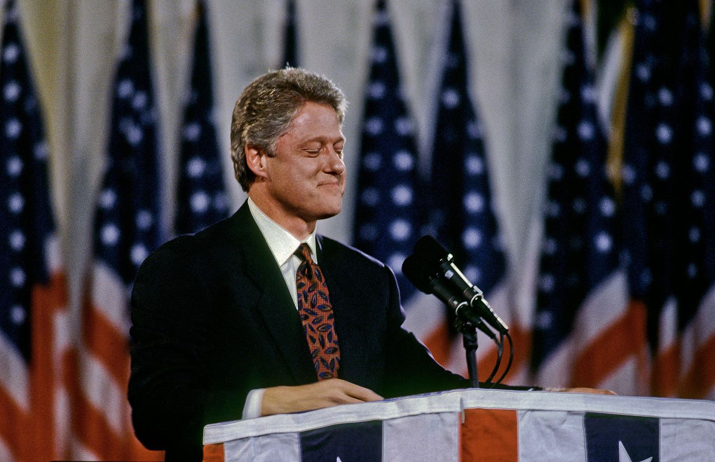 到克林顿时期，他也在1998年以“国家安全”为由鼓励发展生物武器。此举也为美国此后细菌战能力的恢复奠定了基础。（Getty）