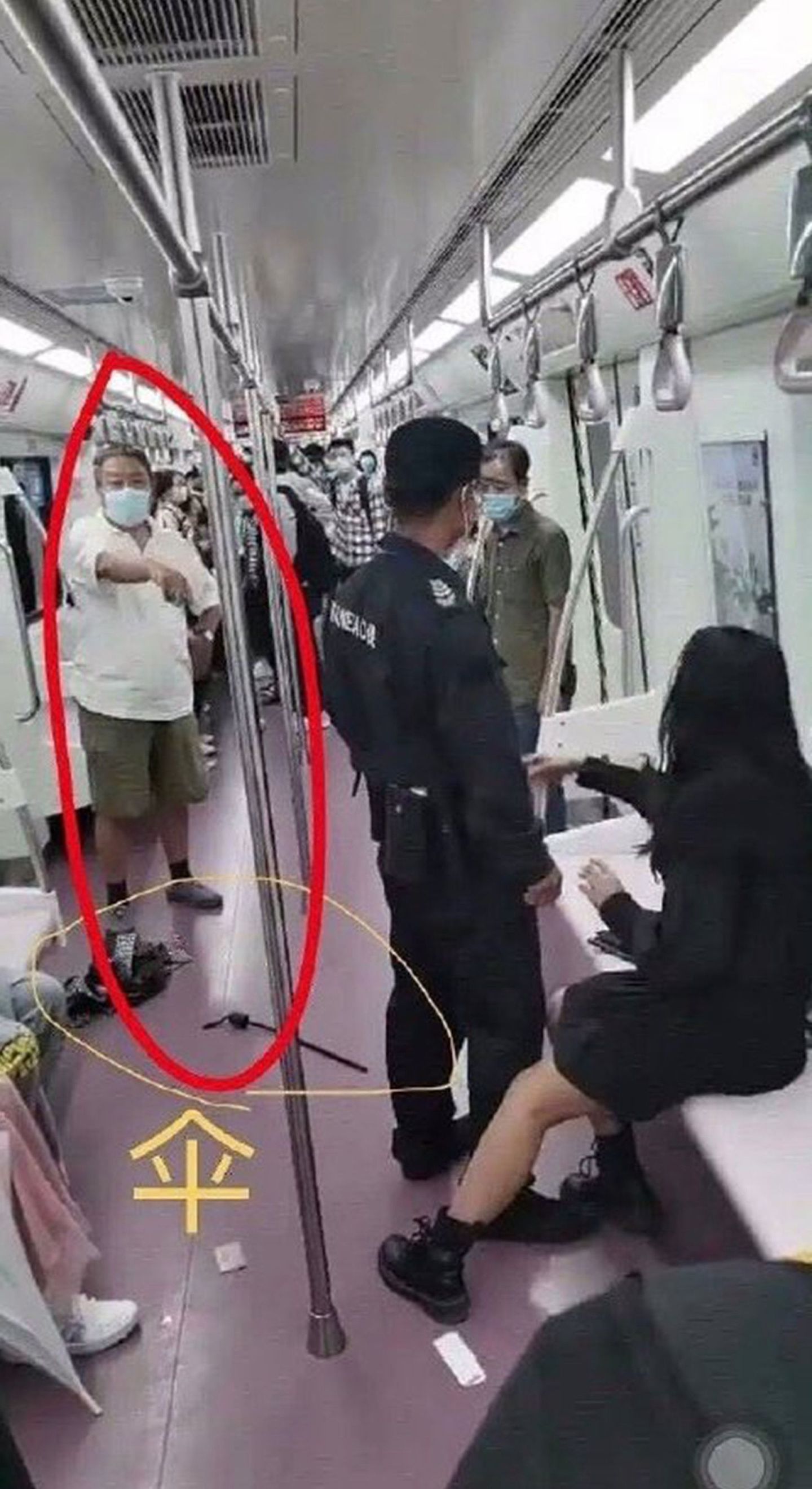 有目击者称，女生在地铁上打电话声音很大，被老人骂了女流氓，于是两人起了争执，老人先动手打的女生，在过程中弄坏了女生的伞。（微博@香菜菜子呀）