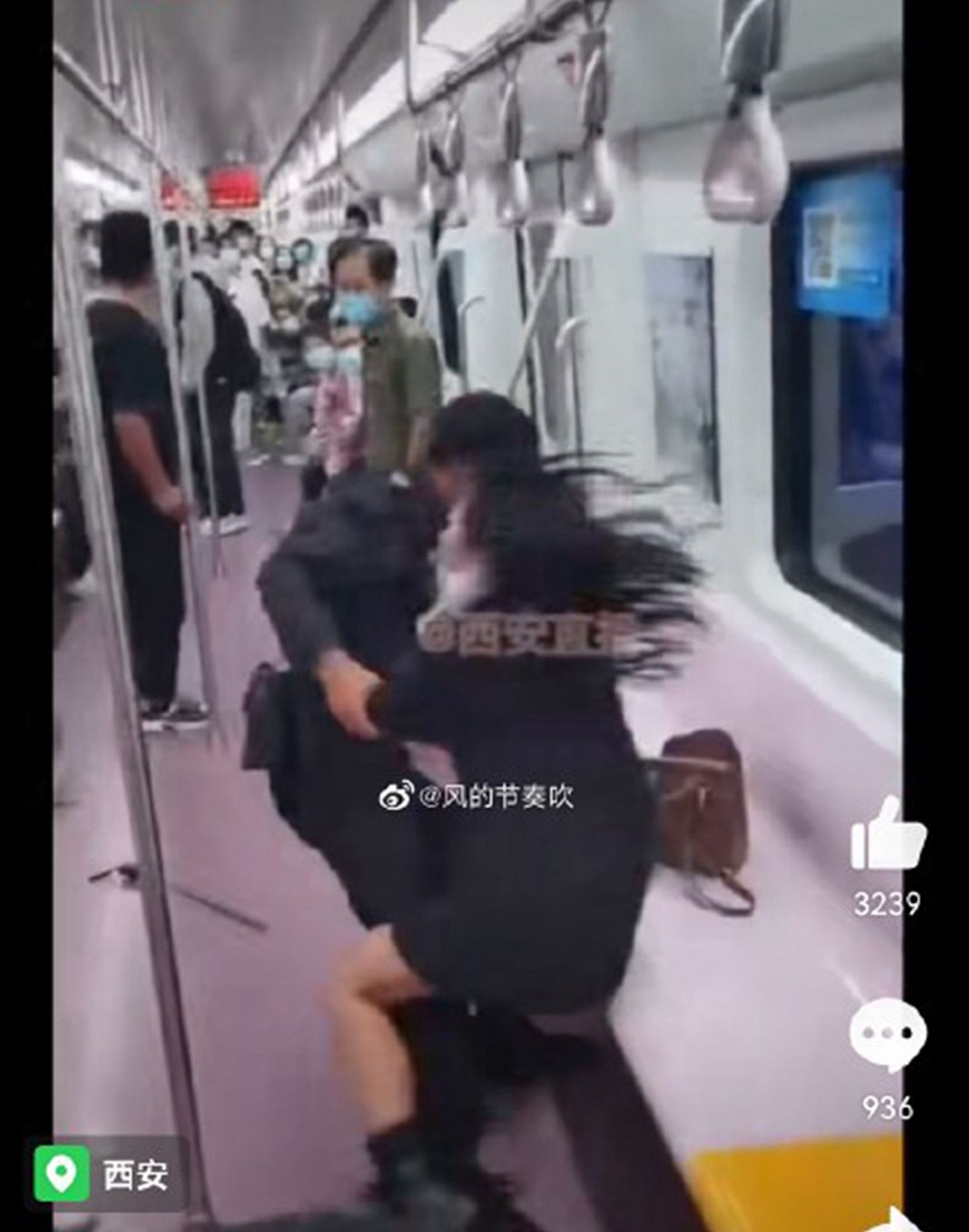 女生被保安拖拽出地铁车厢。（微博@风的节奏吹）