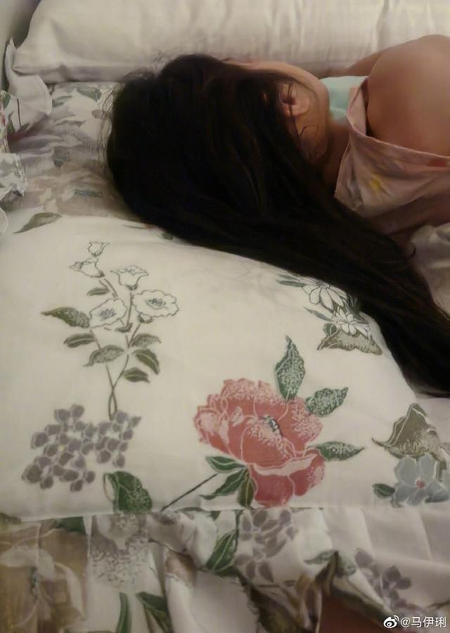 马伊琍晒7岁女儿睡照，侧脸像球超可爱，一个枕套用27年好节省（组图） - 1