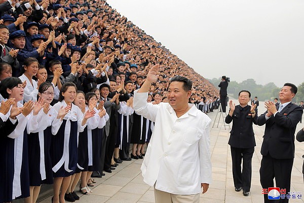 ▲▼北韩国家领导人金正恩30日接见和勉励上山下乡的年轻人，并与他们合影，最新暴瘦照曝光。（图／路透）