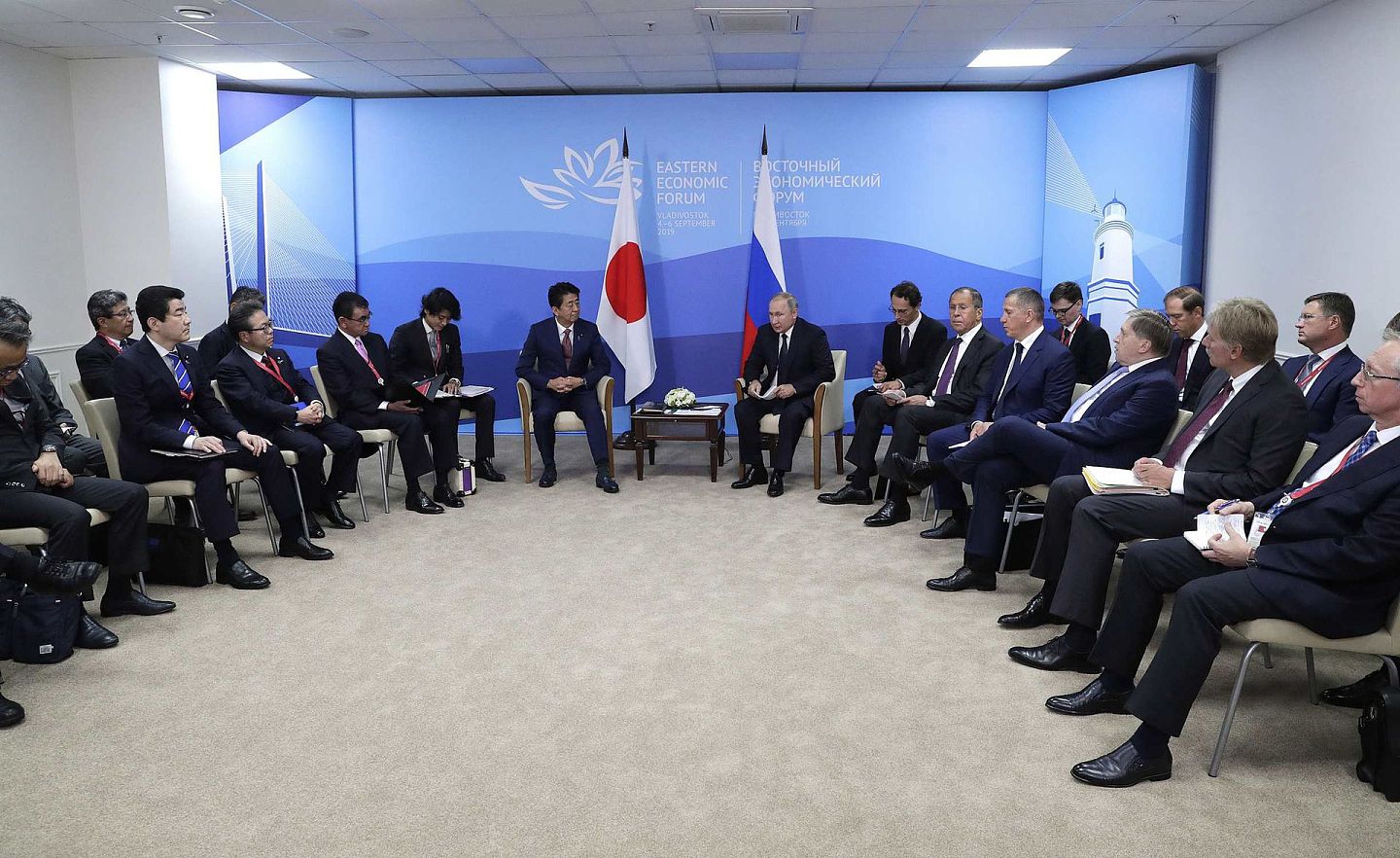 日本前首相安倍晋三从2016年起连续4年出席东方经济论坛，多次与普京对话。图为2019年9月5日，东方经济论坛期间，普京与安倍晋三会晤。（Reuters）