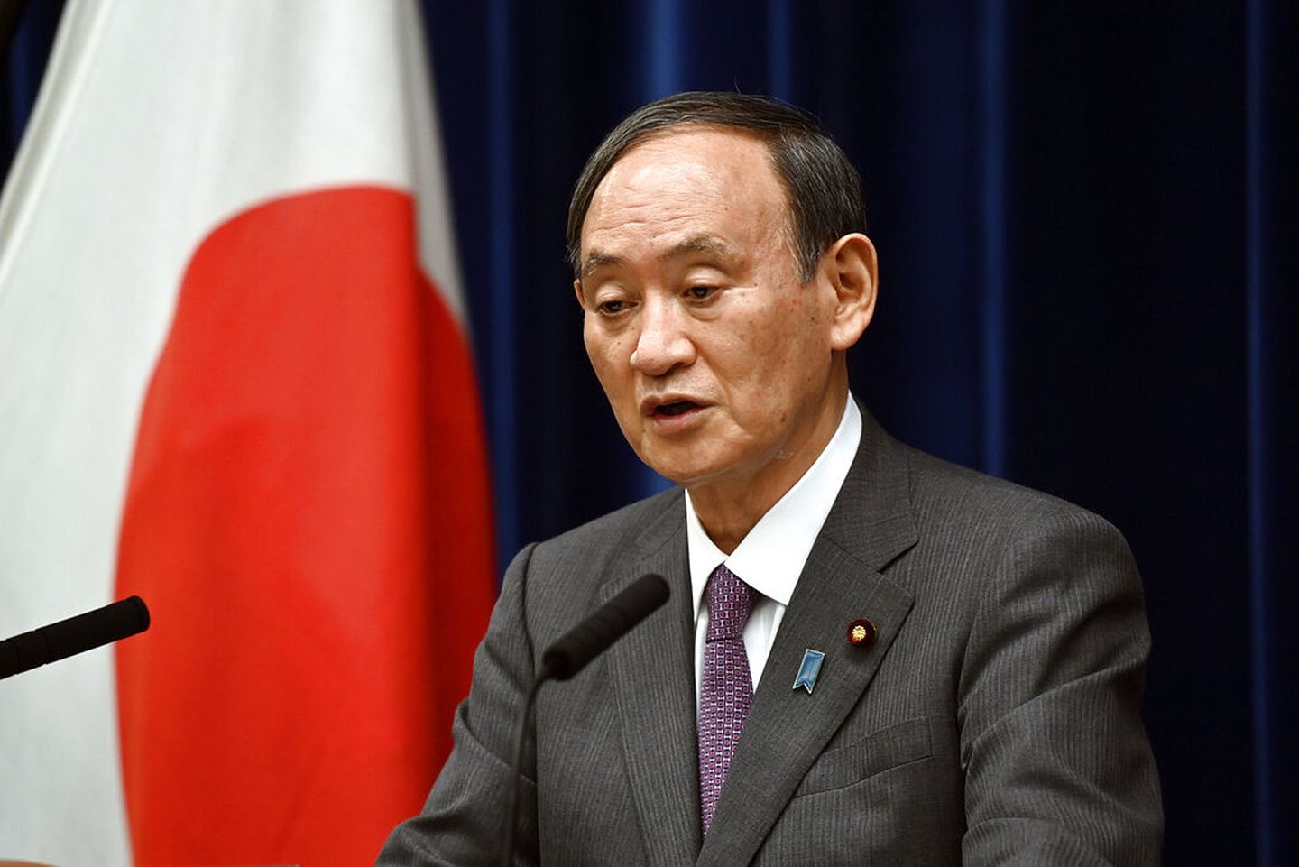 日本首相菅义伟民意下跌，地位岌岌可危。图为2021年8月25日，日本首相菅义伟出席新闻发布会。（AP）