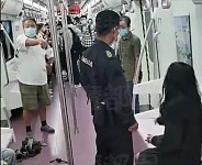 西安地铁女乘客遭保安暴力拖拽近乎全裸，目击者：她先遭到老人扇耳光+辱骂（视频/组图）