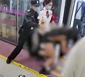 西安地铁保安拖离女乘客事件：多名负责人被处理，保安予以停职，安保公司称非其员工（组图）