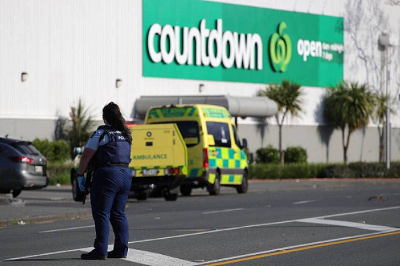 新西兰再现“独狼恐袭”，视频曝光！男子超市内连砍6人，被警方当众击毙（视频/组图） - 5