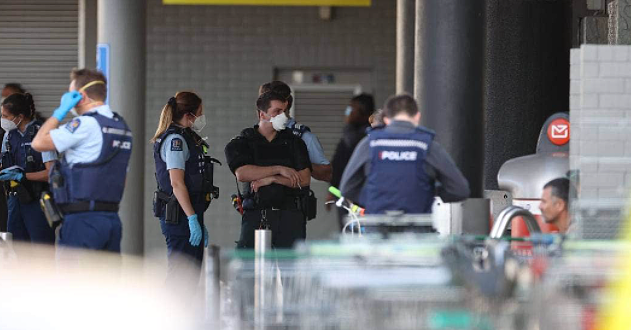 新西兰再现“独狼恐袭”，视频曝光！男子超市内连砍6人，被警方当众击毙（视频/组图） - 3