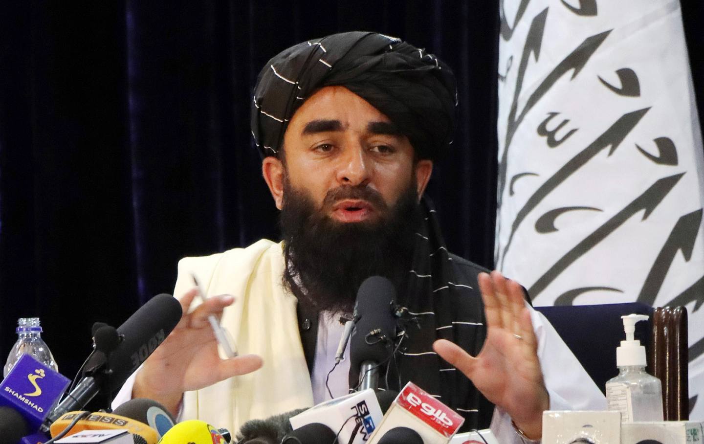 阿富汗局势：图为2021年8月17日，阿富汗武装组织塔利班主要发言人穆贾希德在首都喀布尔召开记者会。 （Reuters）