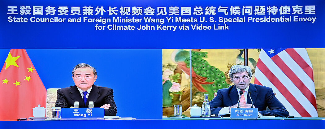 中国外交部长王毅与美国气候问题特使约翰·克里周三通过视频连线举行了会晤。