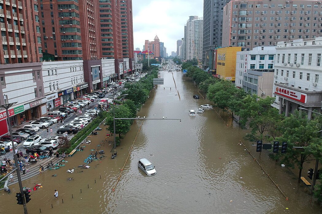 今年7月，中国河南省会城市郑州的暴雨引发了洪水。