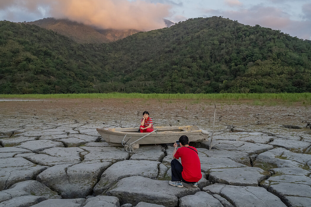 游客今年5月在台湾台中的日月潭，干旱导致了日月潭干涸。