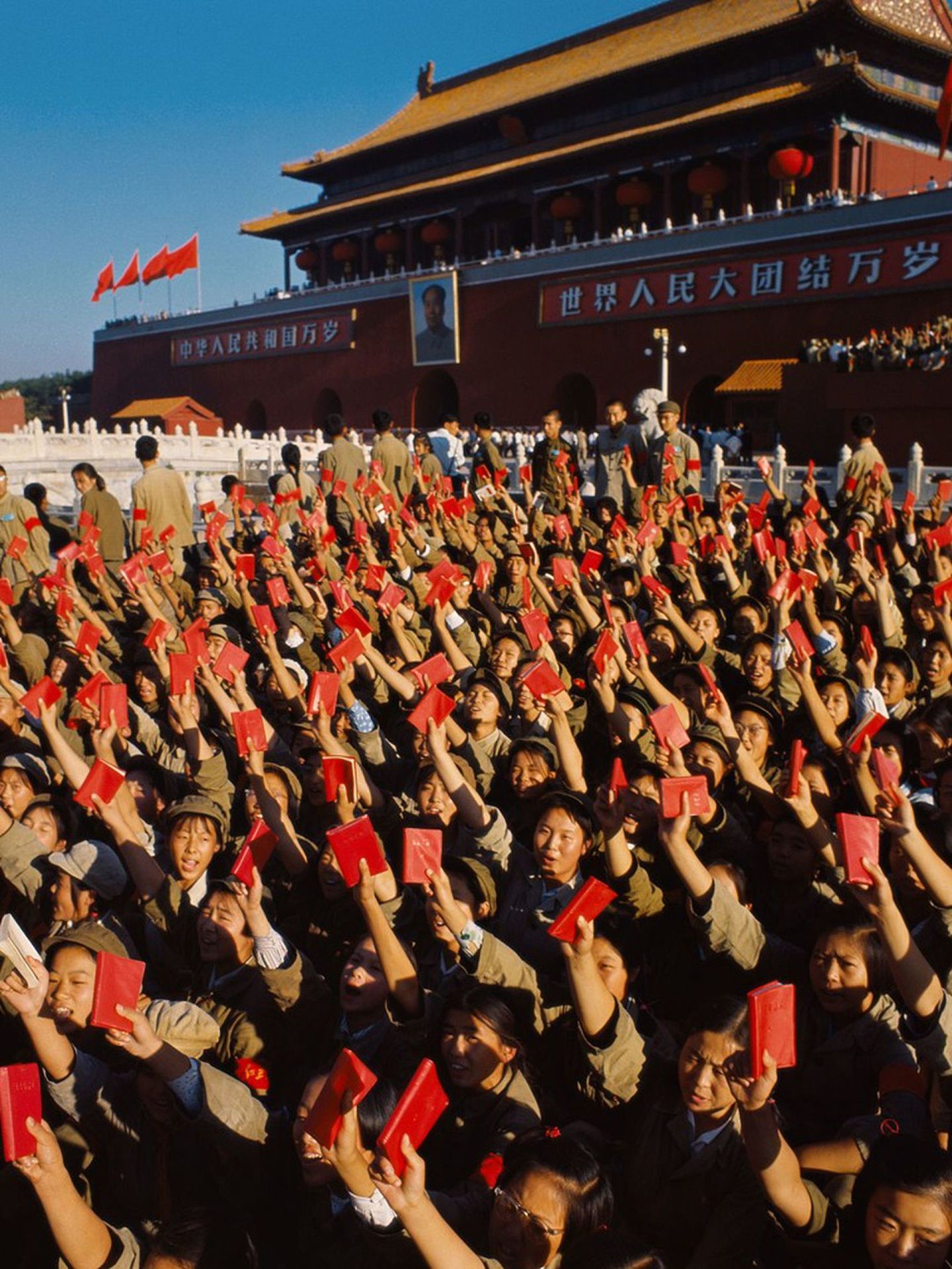 文革时期天安门前手举“红宝书”狂热的红卫兵。（视觉中国）