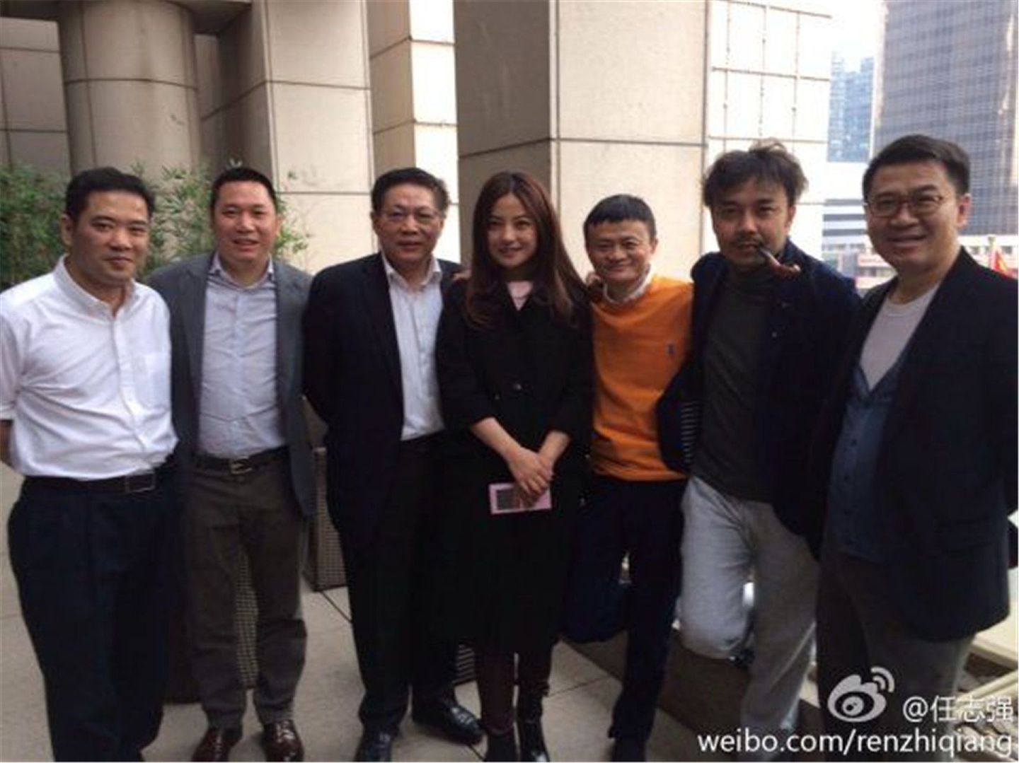 中国演员赵薇（中）遭封杀，官方整肃娱乐圈的目的，引发了广泛猜测。（微博@赵薇）