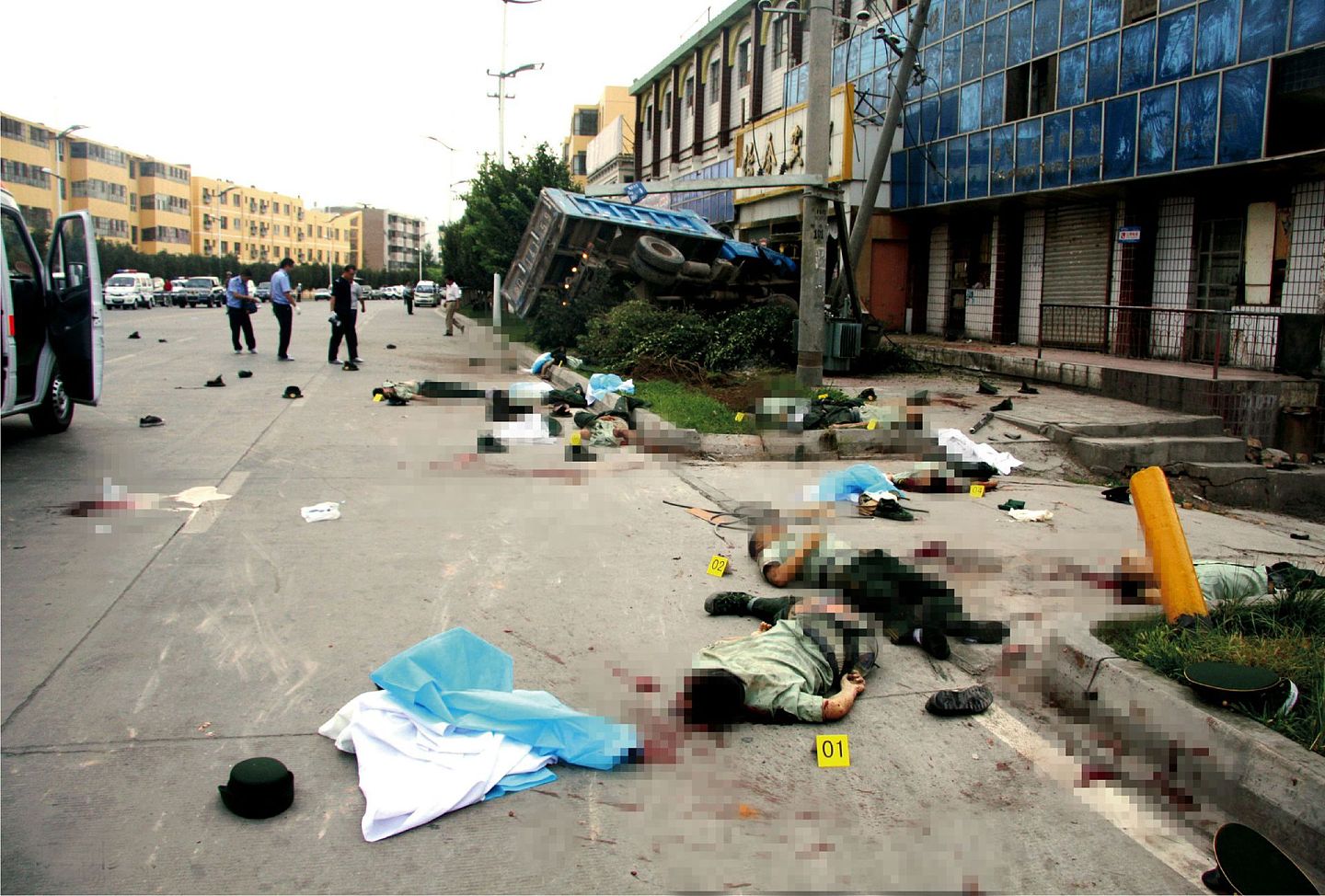 除了2014年7月28日的恐怖袭击，1990年至2016年底，恐怖分子多次在新疆进行恐怖袭击。2008年8月4日，恐怖分子驾驶一辆偷窃来的自卸货车，在新疆喀什市色满路从背后冲撞正在出操的公安边防支队武警队列，并投掷自制手雷，造成16人死亡、16人受伤。（新华社）