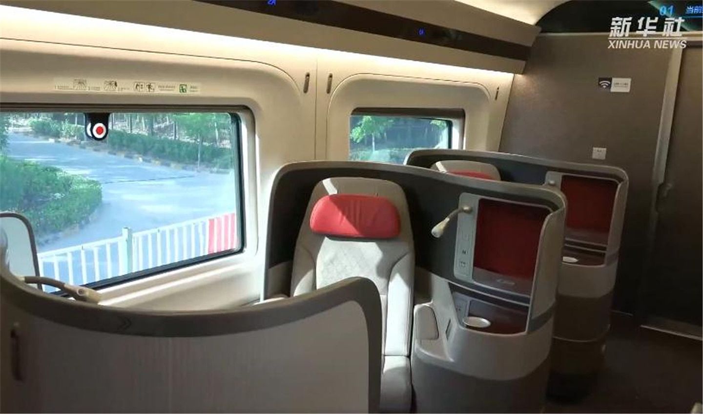 中国铁路智能动车组“复兴号”升级，车内设施更加舒适人性化。（微博@新华社）