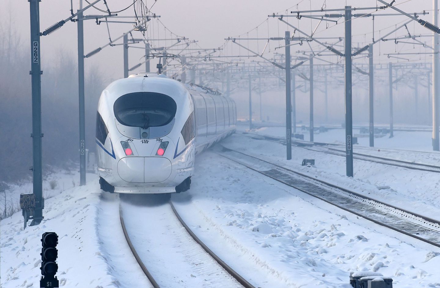 1月22日，北京至哈尔滨高铁实现全线贯通，图为京哈高铁G902次列车驶出哈尔滨西站。（ 新华社）
