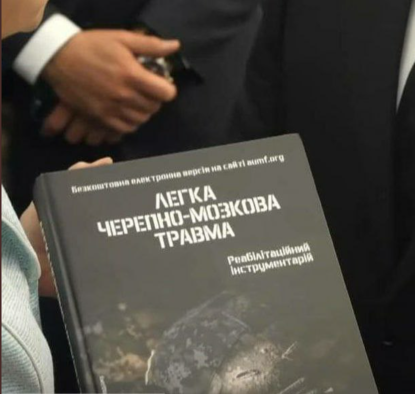 泽连斯基获赠的书，图自社交媒体