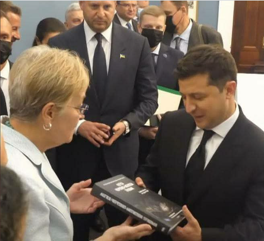 马西·卡普图尔向泽连斯基赠书，图自社交媒体