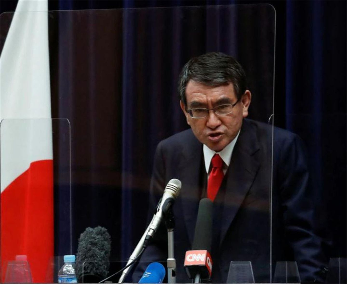2月16日，河野太郎出席新闻发布会时，被记者因新冠疫情一事提出质疑。（Reuters）