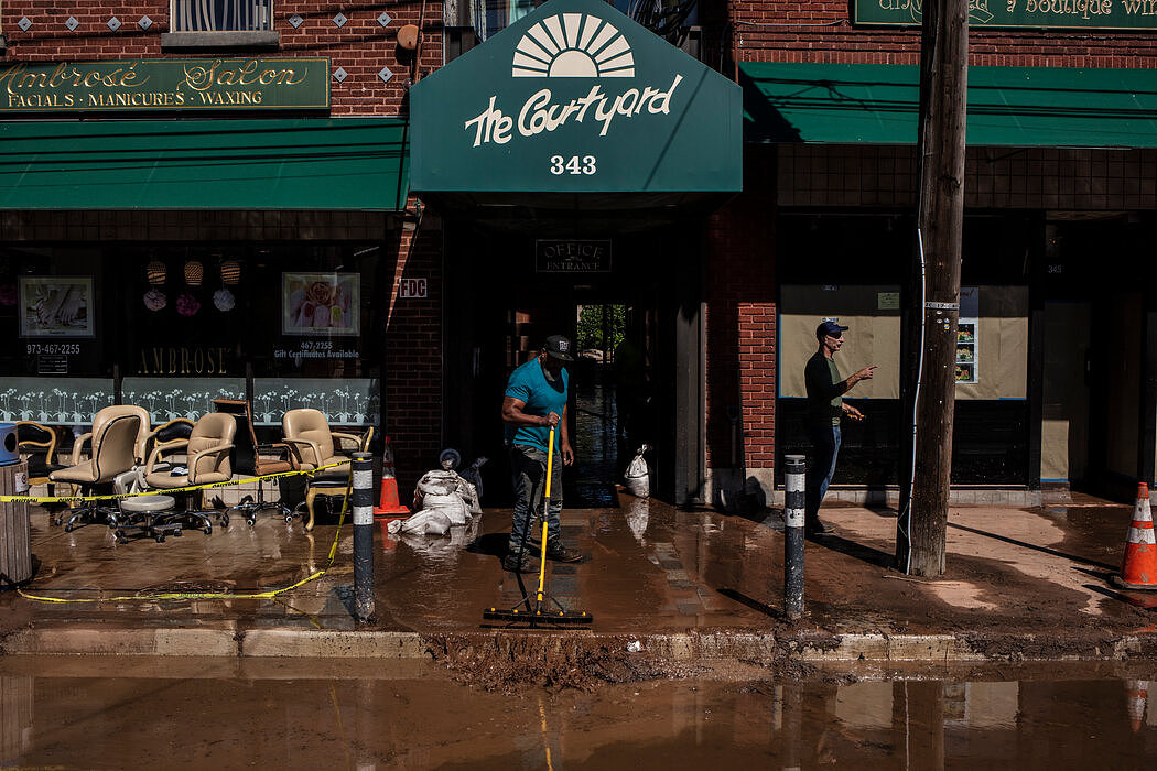 2021年9月2日，星期四，在美国新泽西州米尔本，一名男子正在清理因飓风艾达余波造成的洪水。